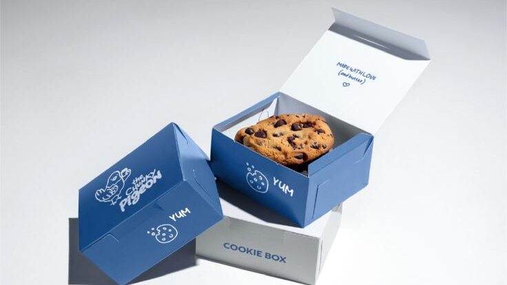 Blaue geöffnete Cookie Verpackungen mit Cookie als Inhalt.
