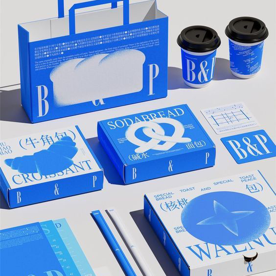 Mockup einer Marke, mit blauem Branding von Bechern, Tรผten, Boxen usw.