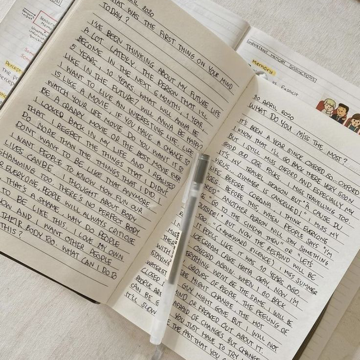 Ein aufgeschlagenes Notizbuch mit Handnotizen und einem Stift.