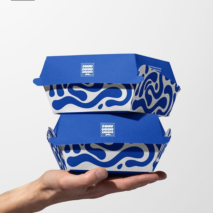 Eine blaue Produktverpackung mit Wellenmuster in eckiger Form.