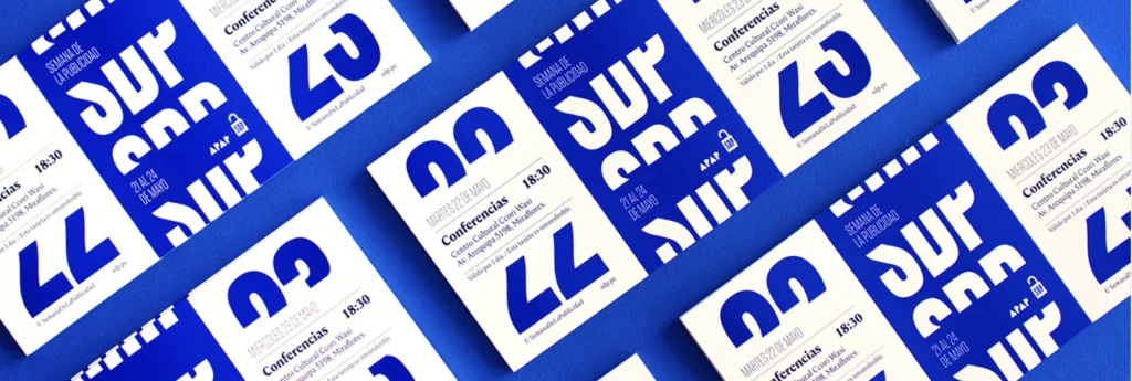 Ein Mockup von blauem Geschäftspapier mit großer Typografie.