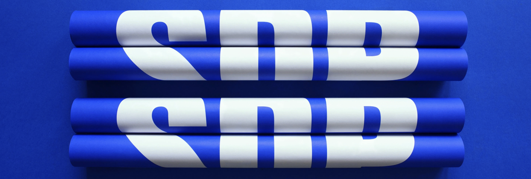 Knalliges blau eines Markenlogos dargestellt.