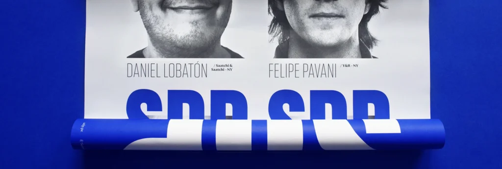 Werbeplakat der Kampagne in blau und weiß mit zwei männlichen Gesichtern.