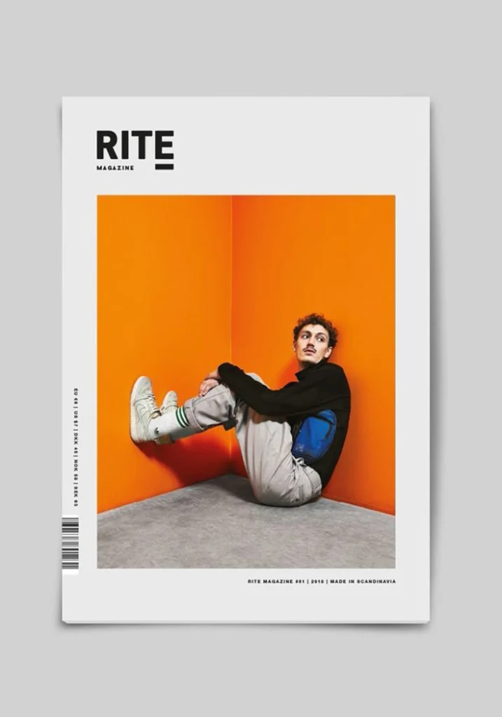 Magazin Cover für das RITE Magazin mit einer Fotografie einer männlichen Person vor Orangenem Hintergrund. 