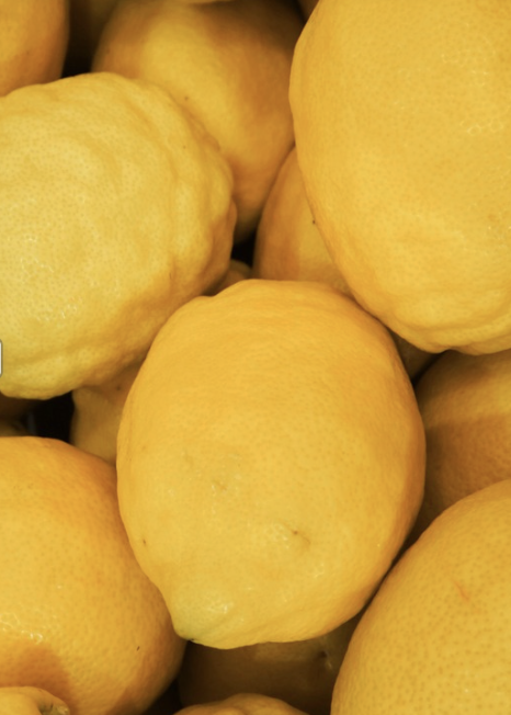 Eine Detailaufnahme von frischen gelben Zitronen.